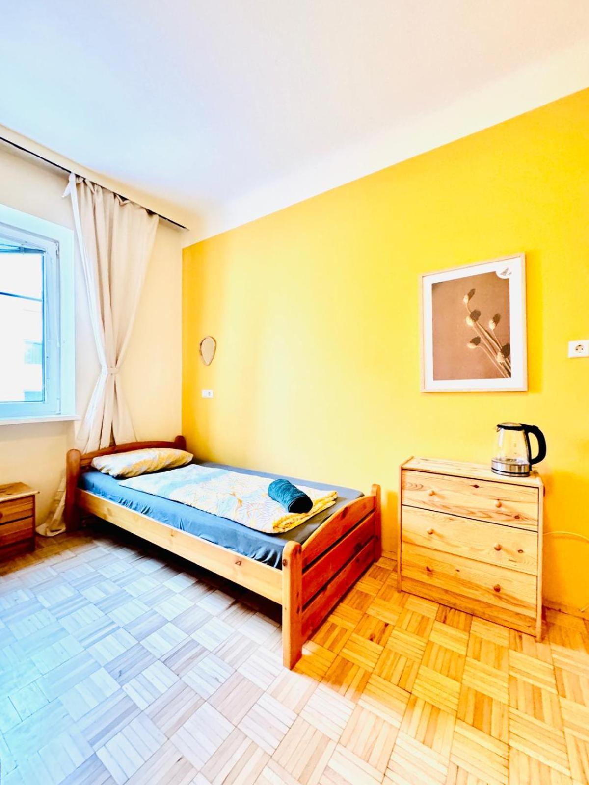 Affordable Central Rooms, 10-Min to Lugner City