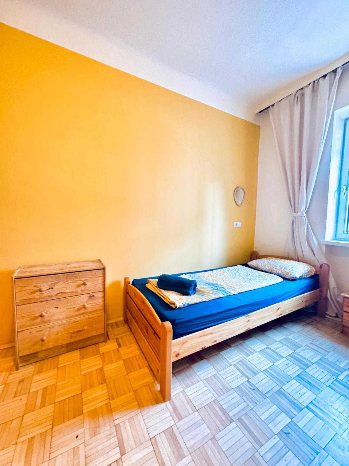 Affordable Central Rooms, 10-Min to Lugner City
