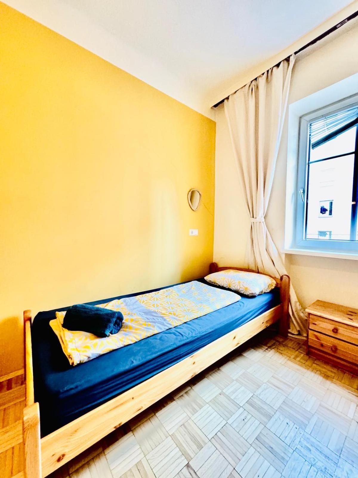 Affordable Central Rooms, 10-Min to Lugner City