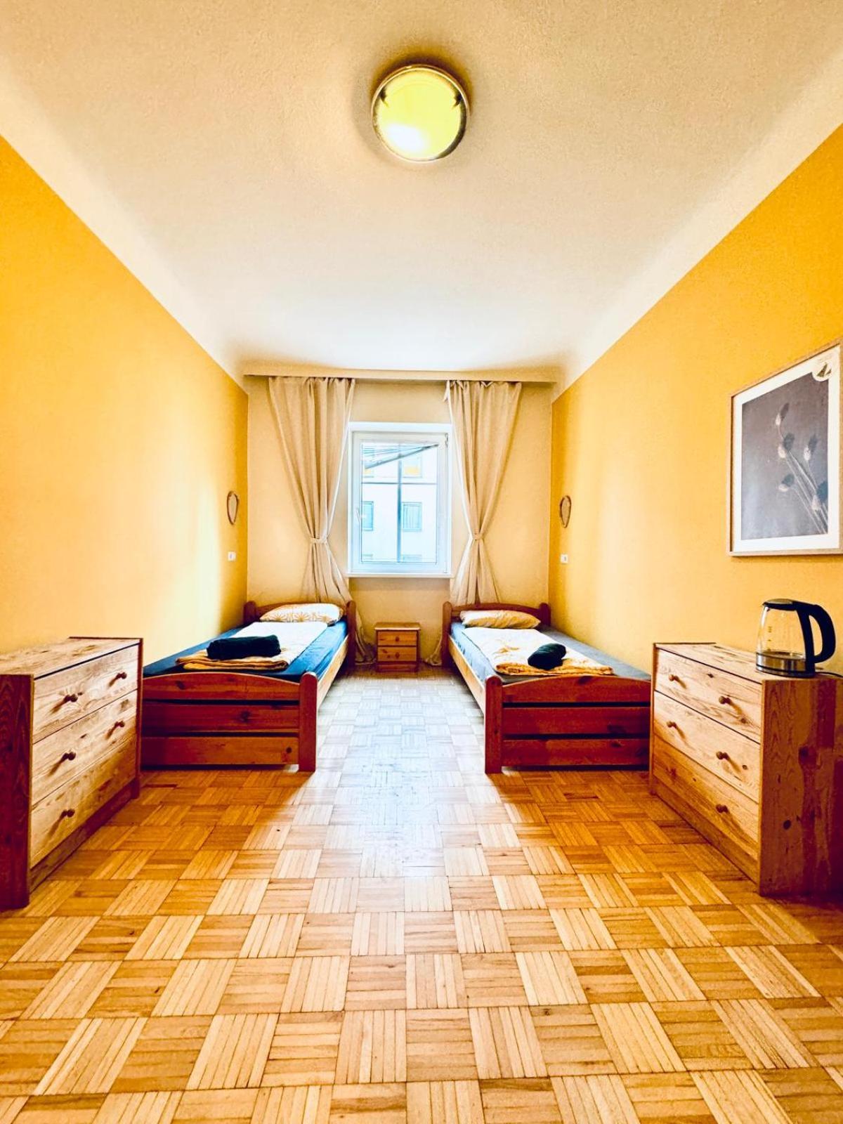 Affordable Central Rooms, 10-Min to Lugner City