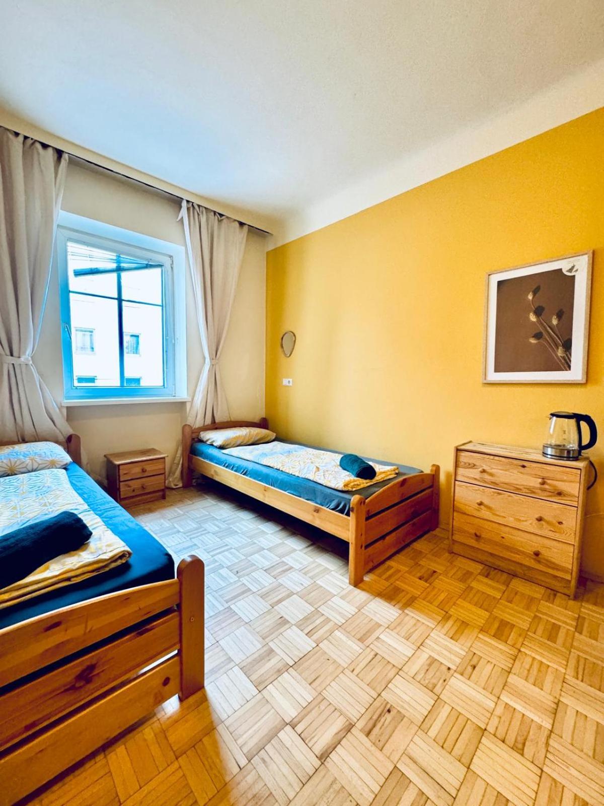 Affordable Central Rooms, 10-Min to Lugner City