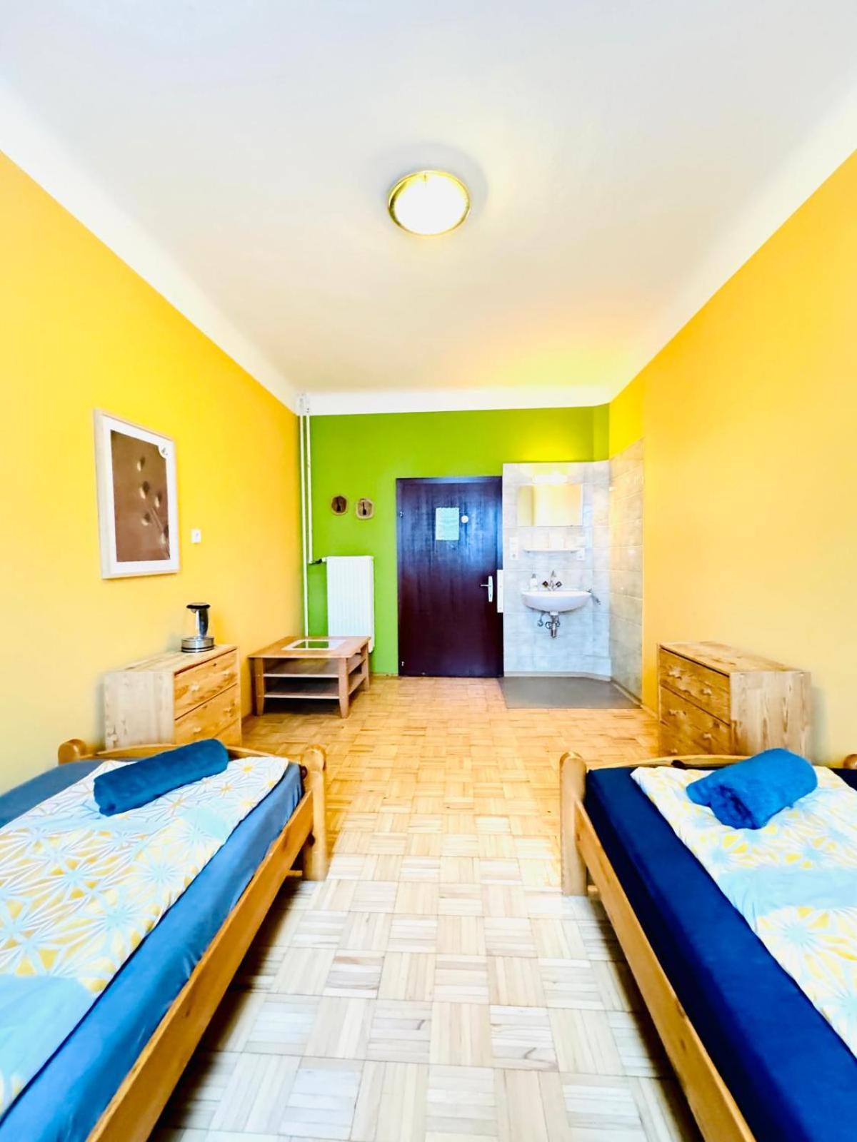 Affordable Central Rooms, 10-Min to Lugner City