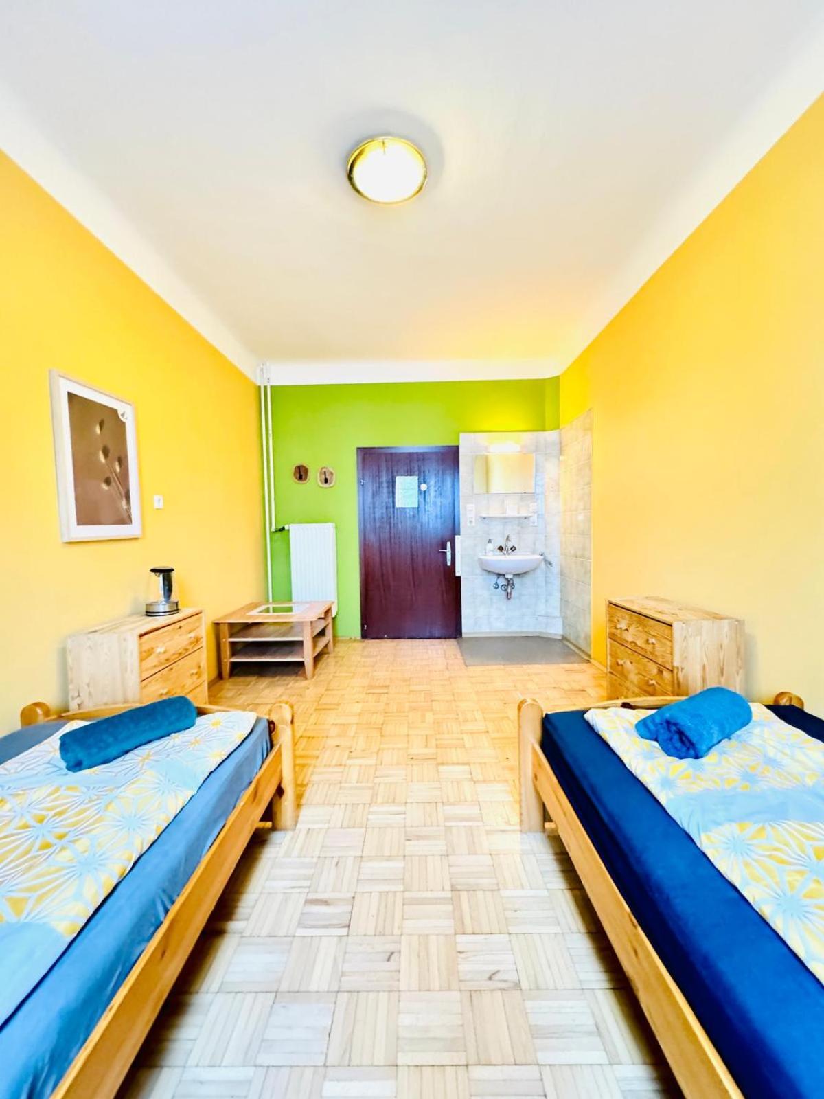 Affordable Central Rooms, 10-Min to Lugner City