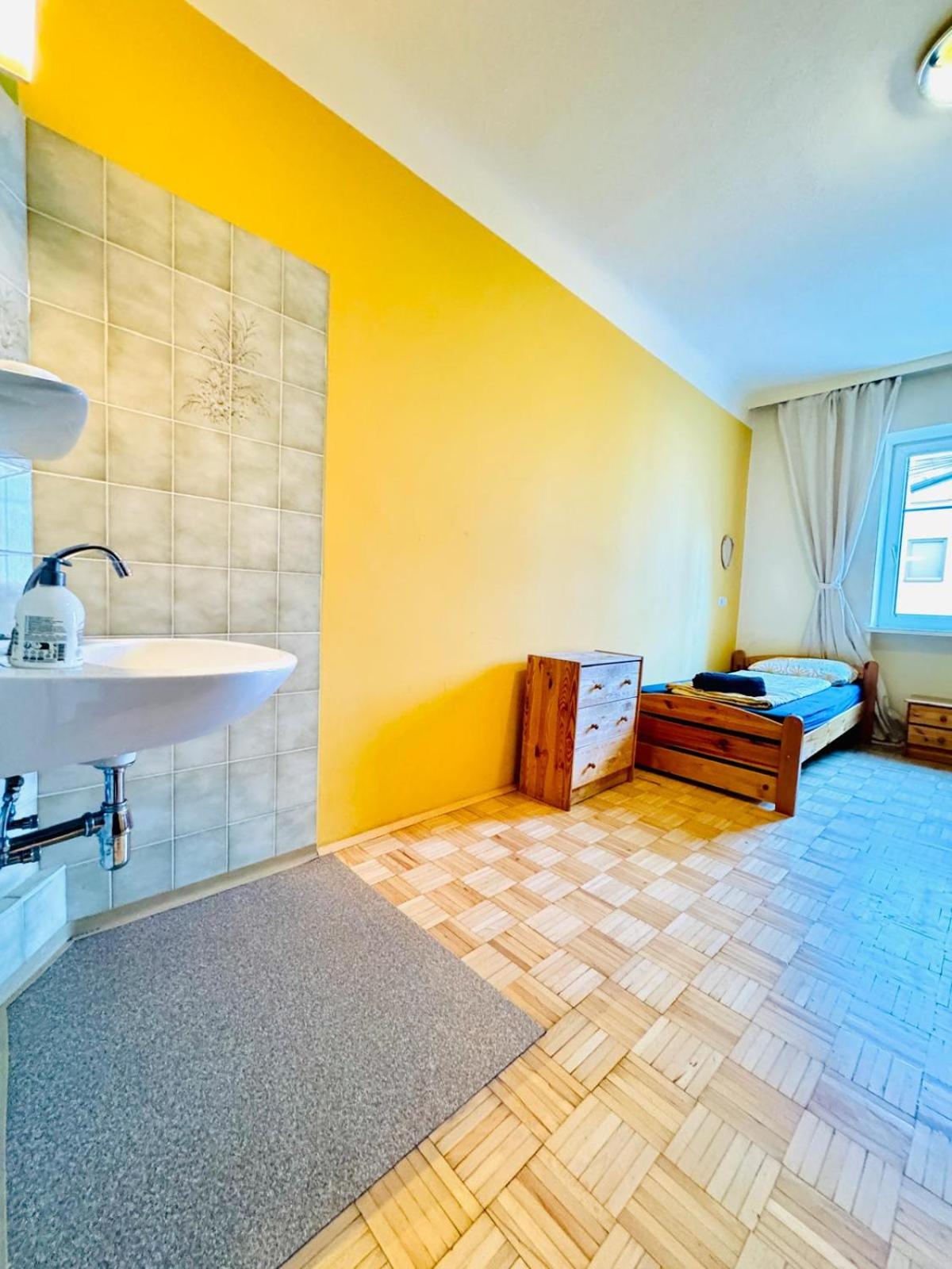 Affordable Central Rooms, 10-Min to Lugner City