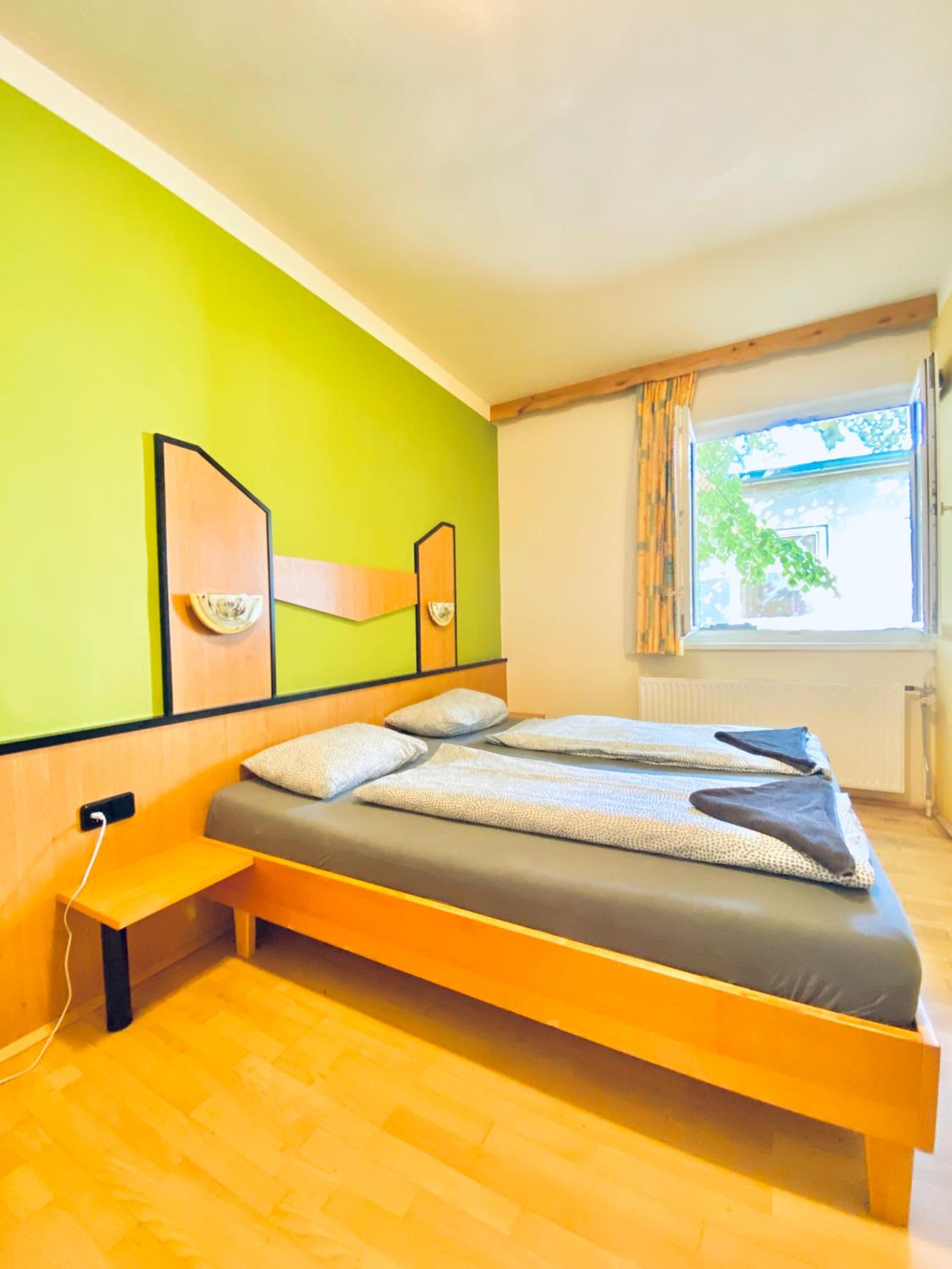 Affordable Central Rooms, 10-Min to Lugner City