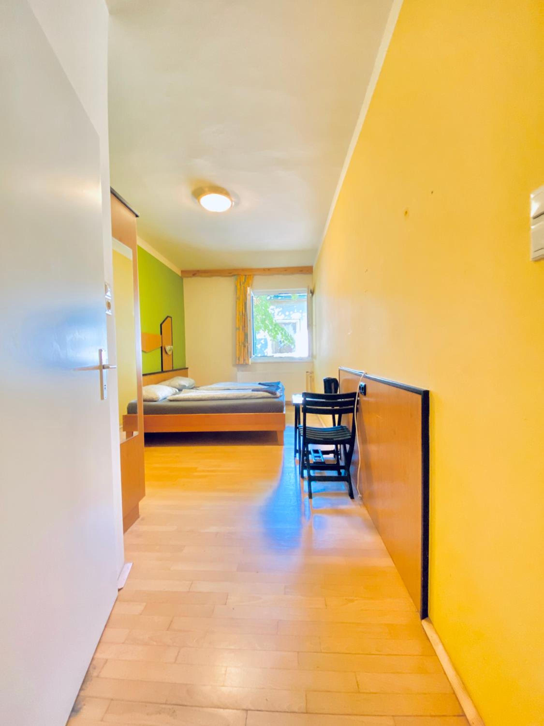Affordable Central Rooms, 10-Min to Lugner City