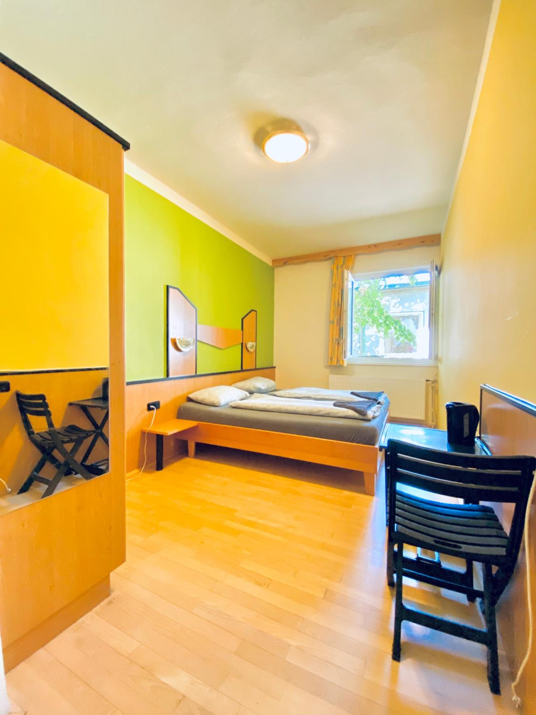 Affordable Central Rooms, 10-Min to Lugner City