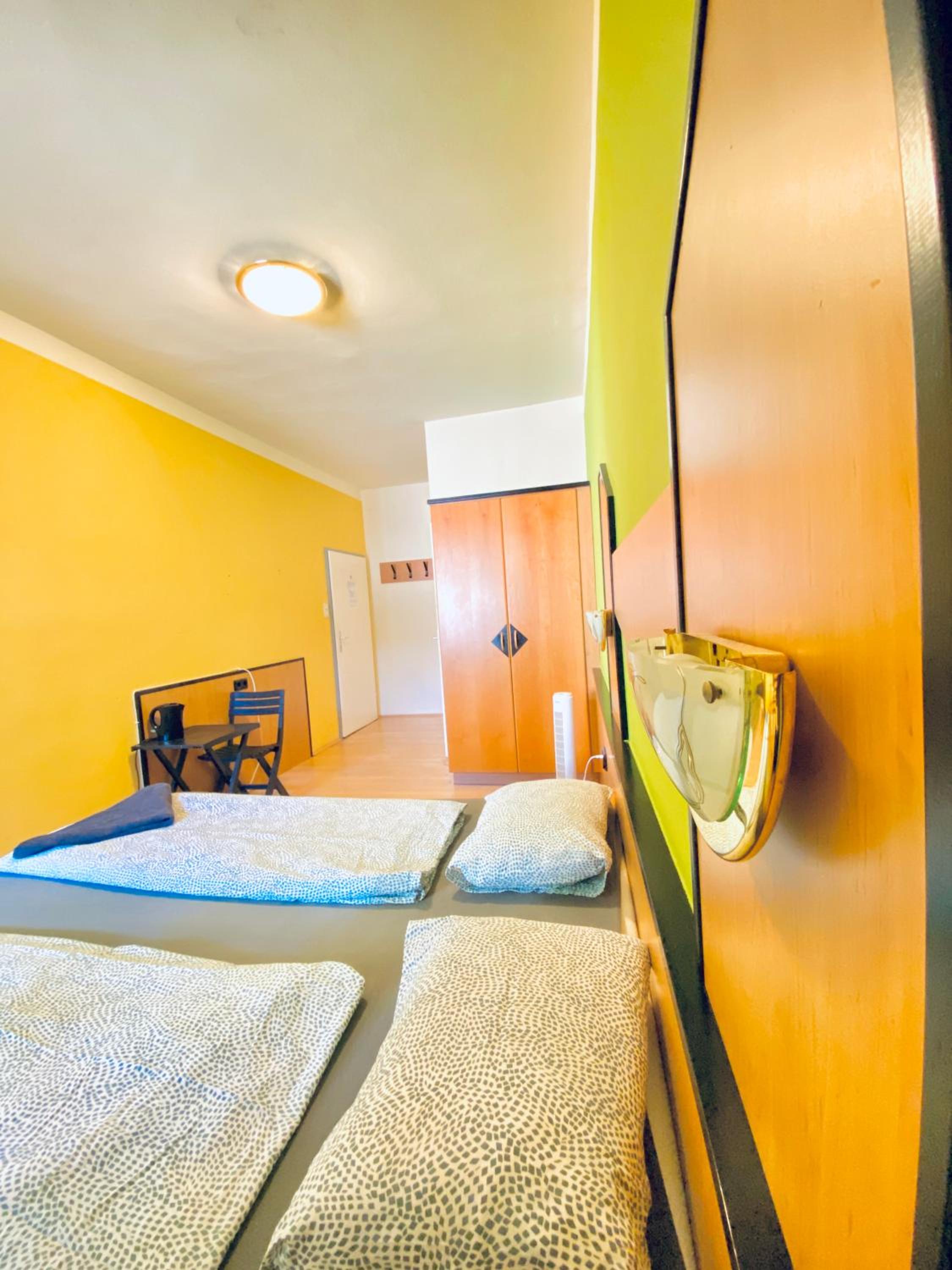Affordable Central Rooms, 10-Min to Lugner City