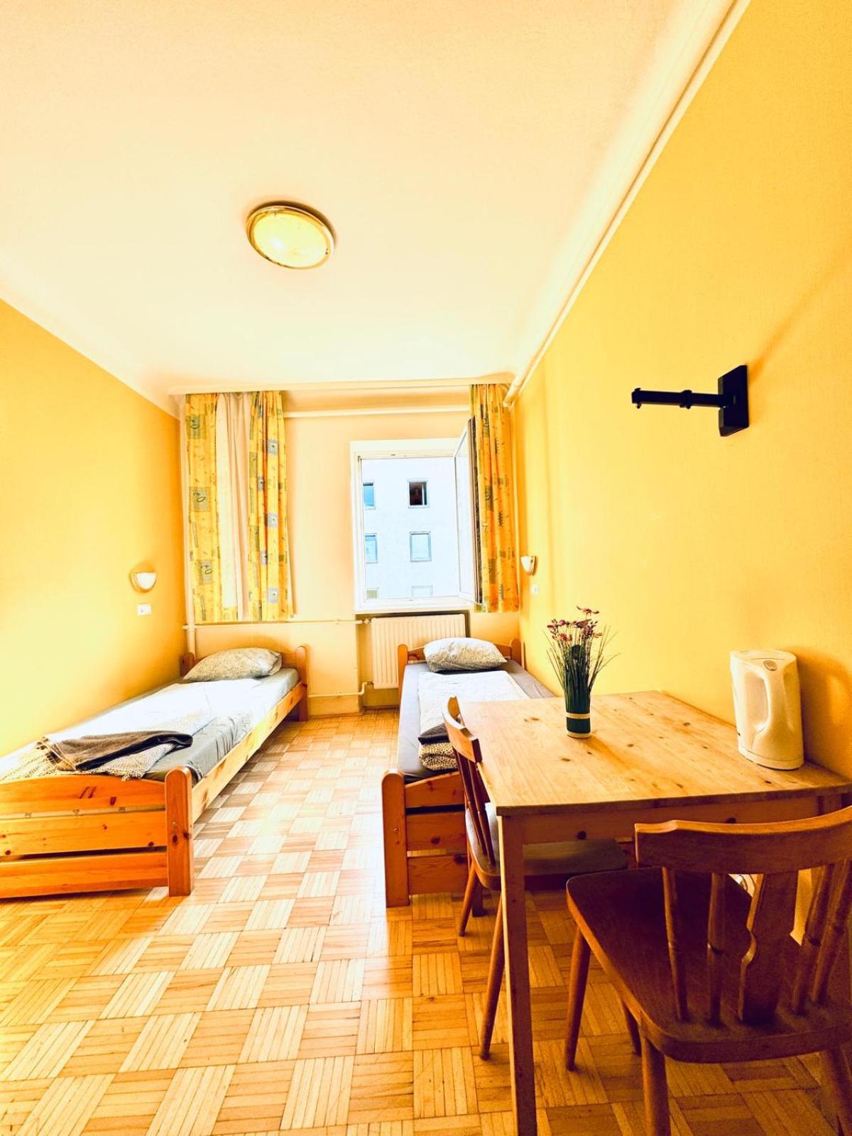 Affordable Central Rooms, 10-Min to Lugner City