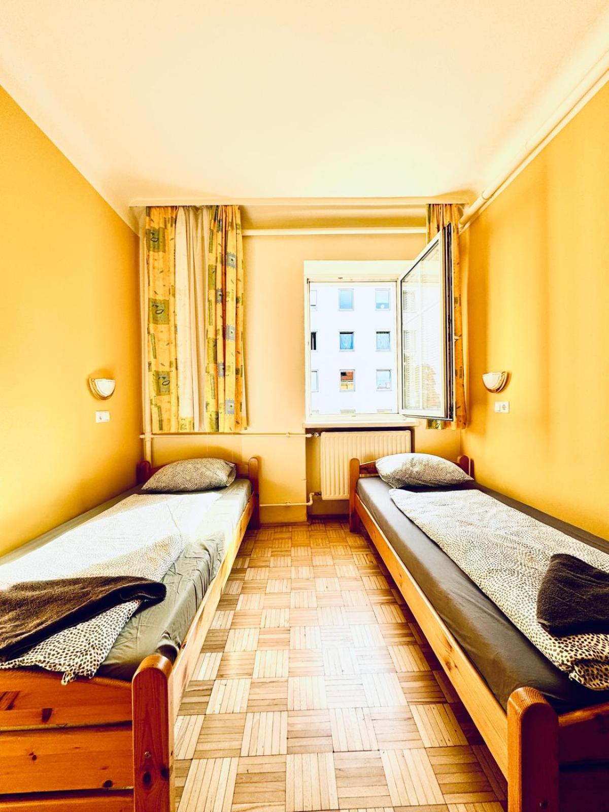 Affordable Central Rooms, 10-Min to Lugner City
