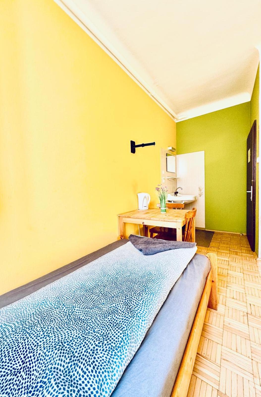 Affordable Central Rooms, 10-Min to Lugner City