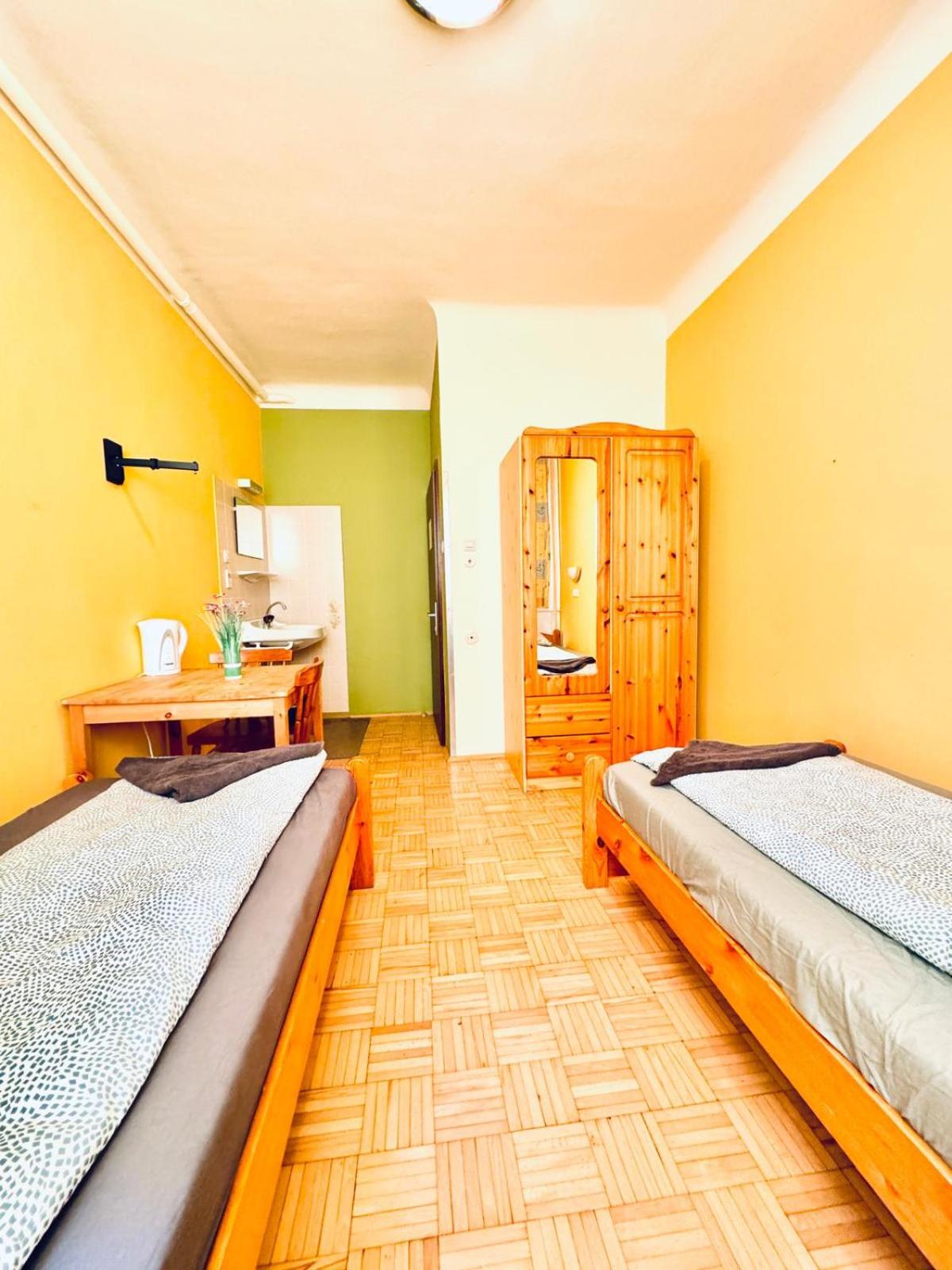 Affordable Central Rooms, 10-Min to Lugner City