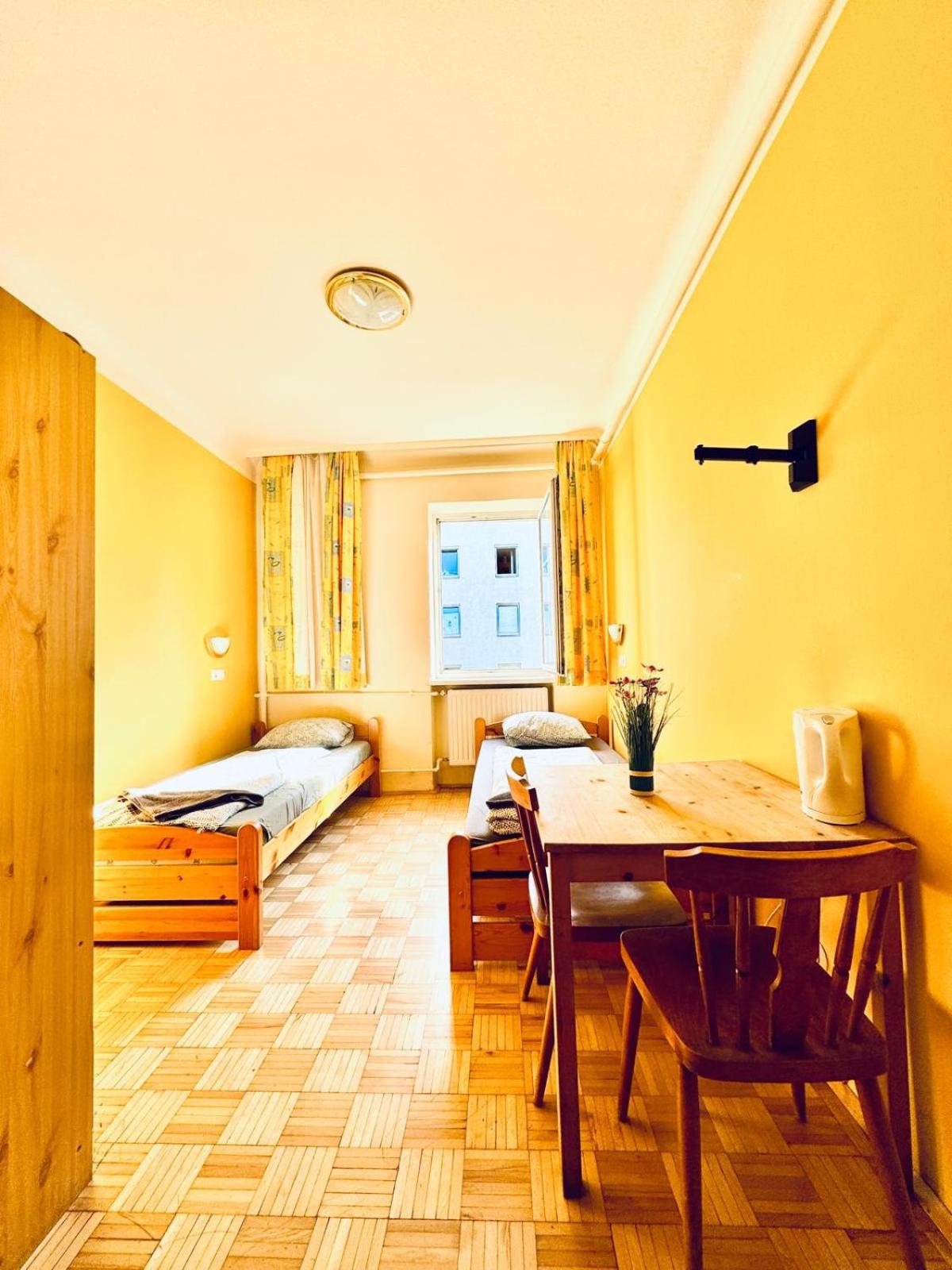 Affordable Central Rooms, 10-Min to Lugner City