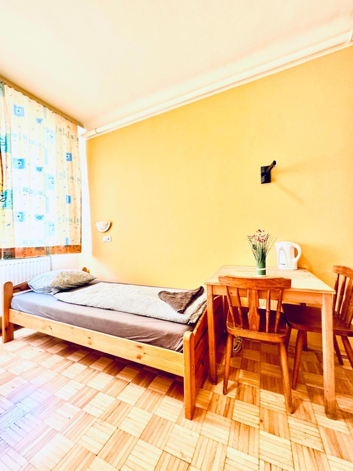 Affordable Central Rooms, 10-Min to Lugner City