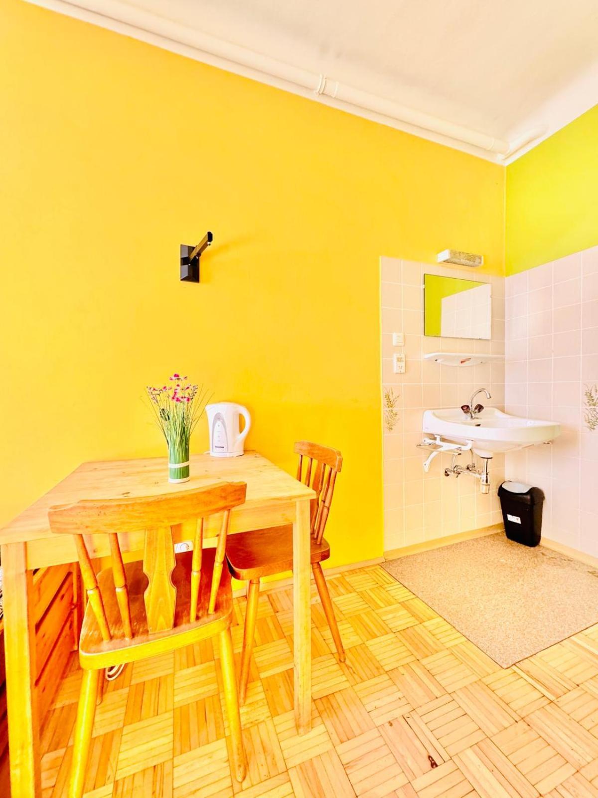 Affordable Central Rooms, 10-Min to Lugner City