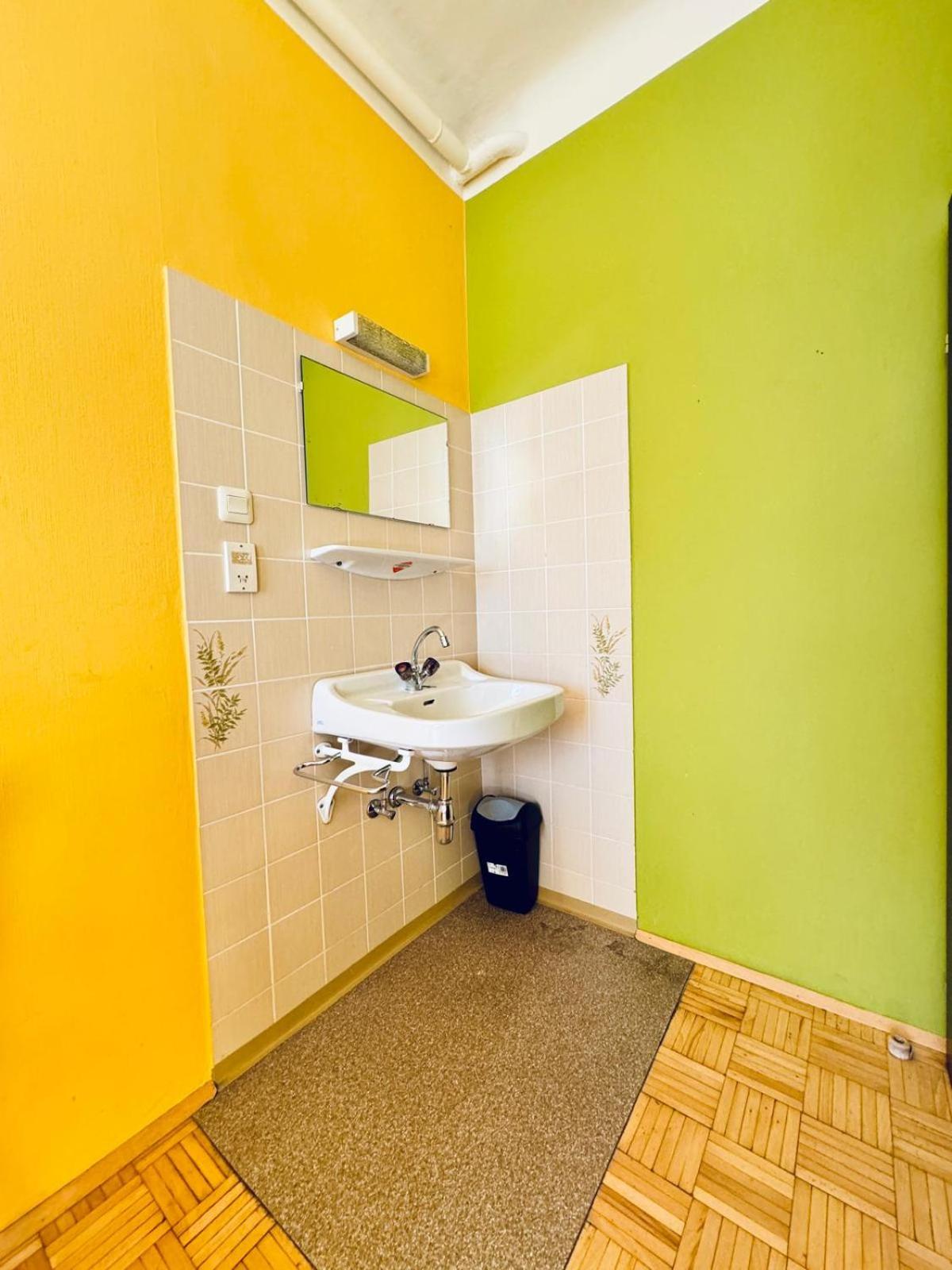 Affordable Central Rooms, 10-Min to Lugner City