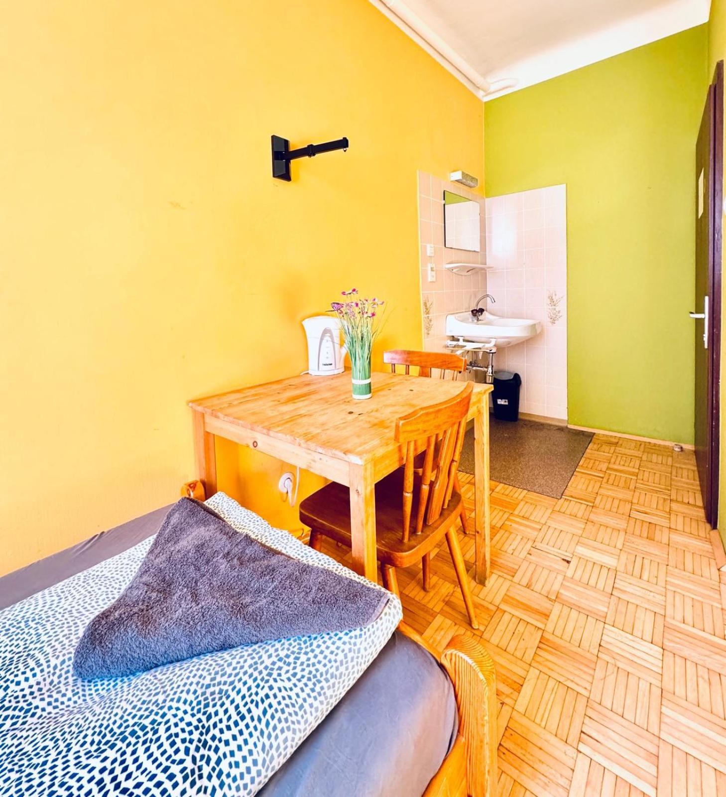 Affordable Central Rooms, 10-Min to Lugner City