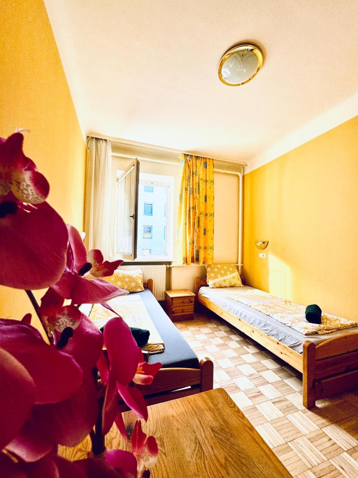 Affordable Central Rooms, 10-Min to Lugner City