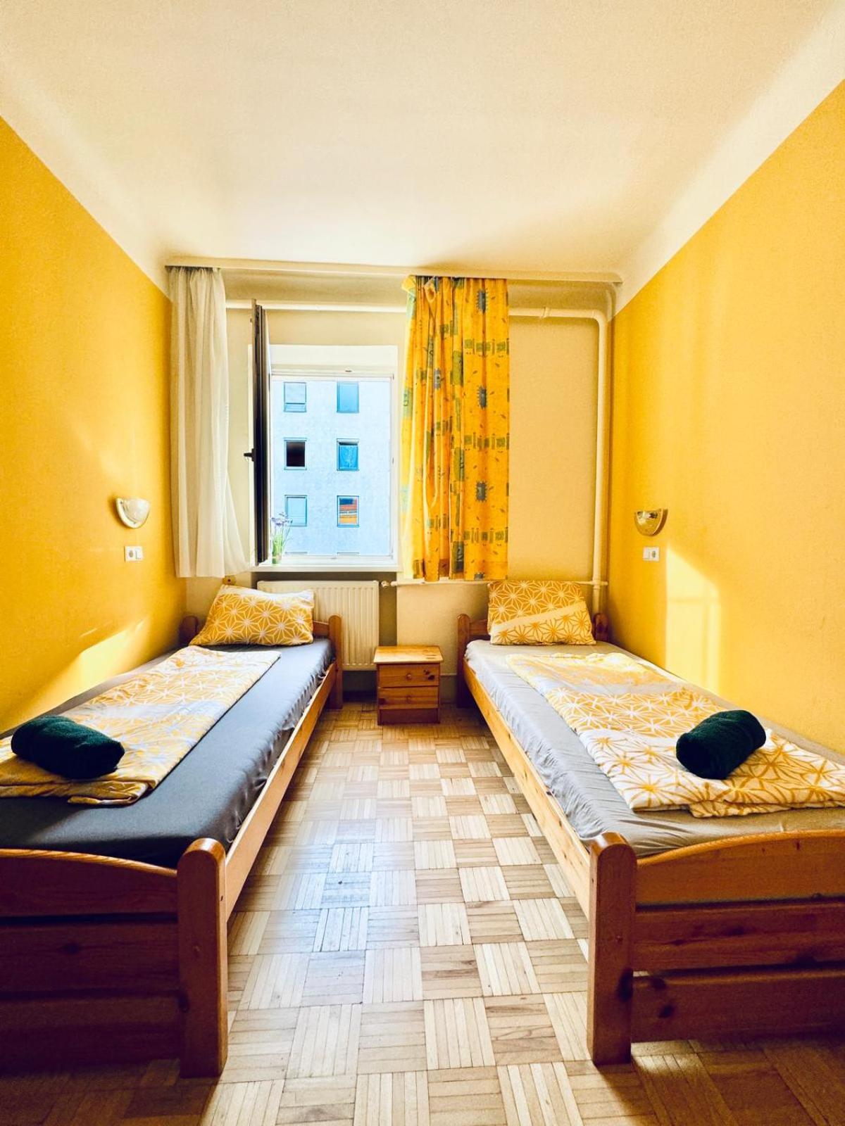 Affordable Central Rooms, 10-Min to Lugner City