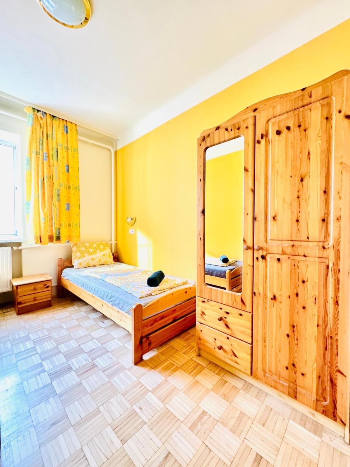 Affordable Central Rooms, 10-Min to Lugner City