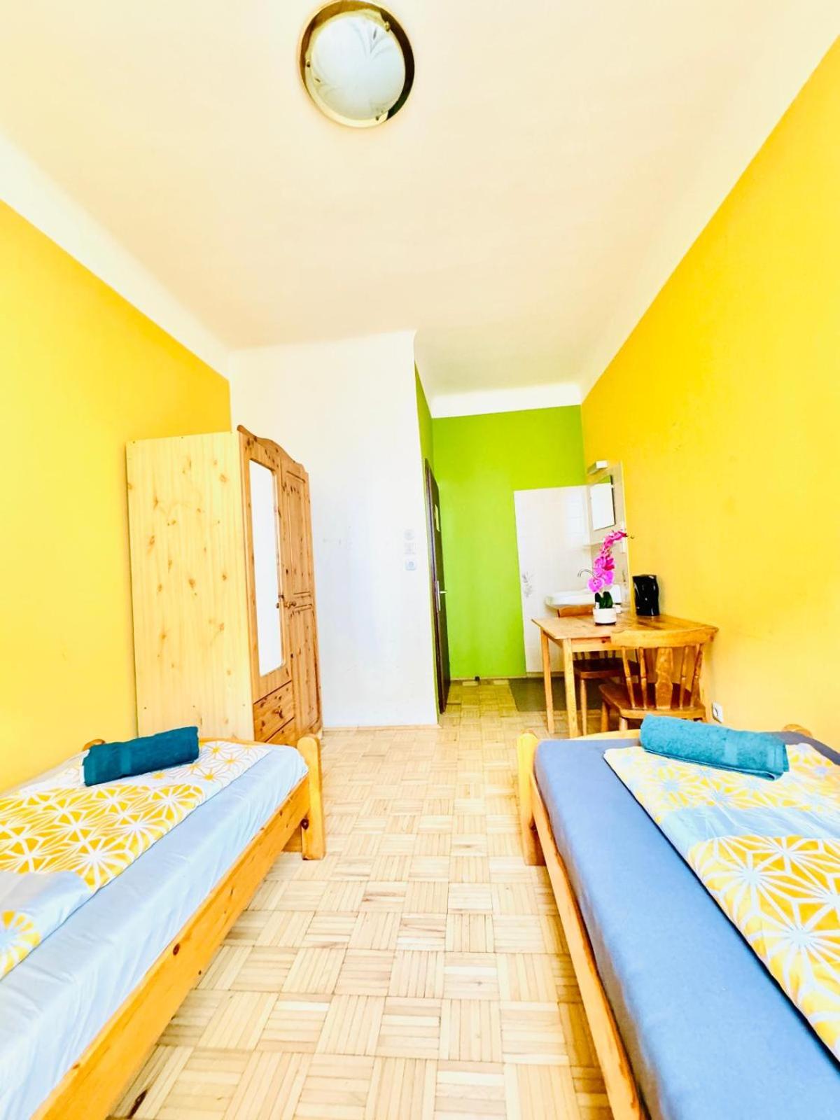 Affordable Central Rooms, 10-Min to Lugner City