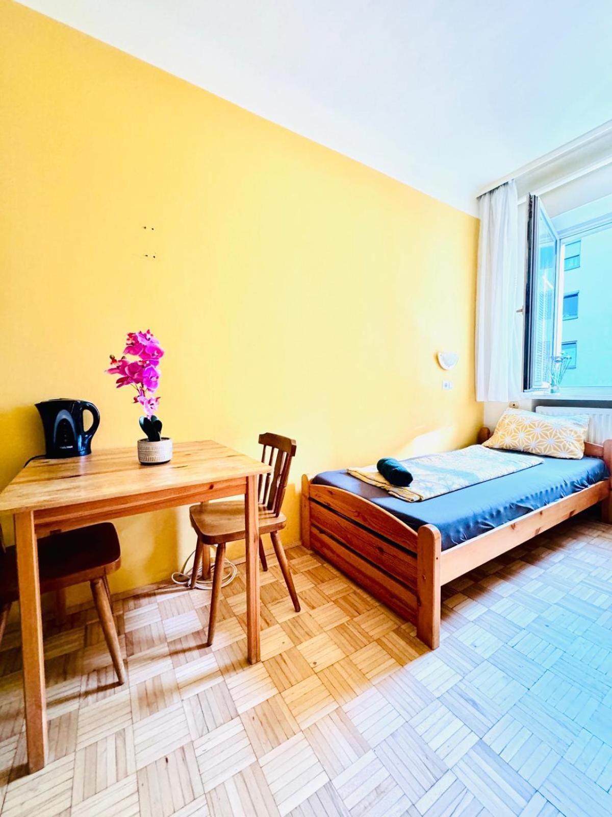 Affordable Central Rooms, 10-Min to Lugner City