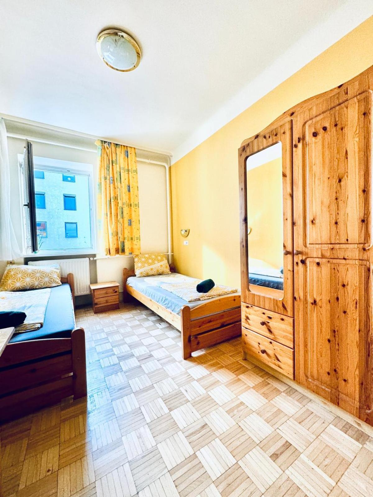 Affordable Central Rooms, 10-Min to Lugner City