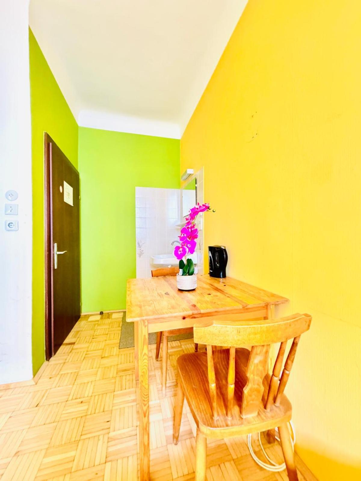 Affordable Central Rooms, 10-Min to Lugner City
