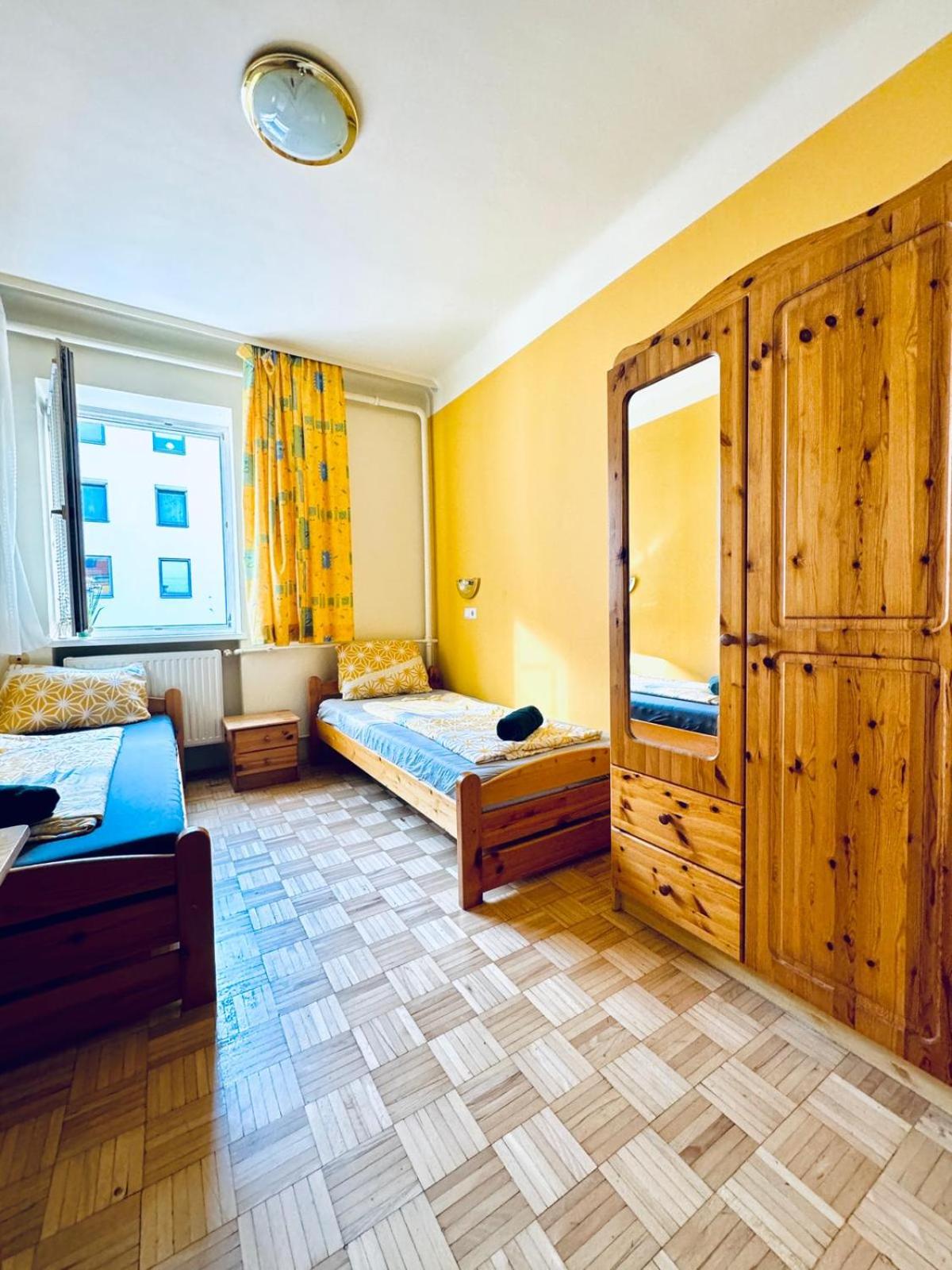 Affordable Central Rooms, 10-Min to Lugner City