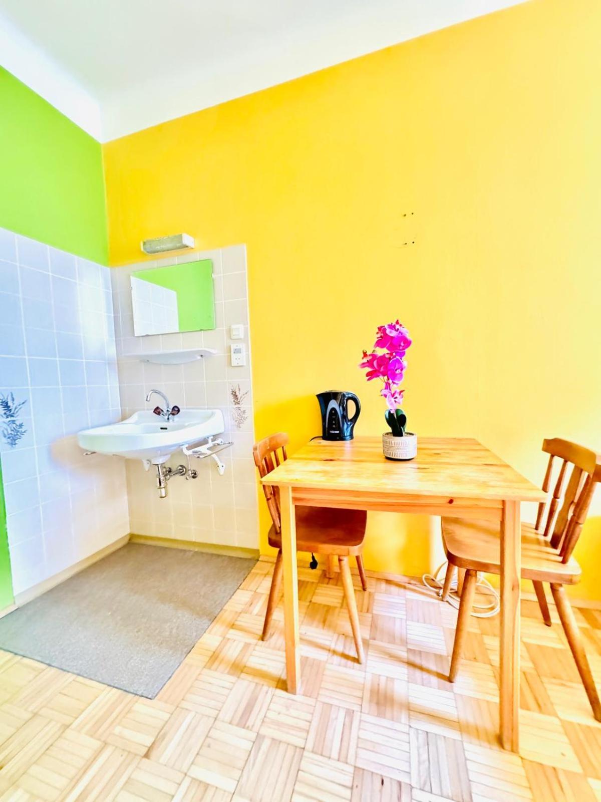 Affordable Central Rooms, 10-Min to Lugner City