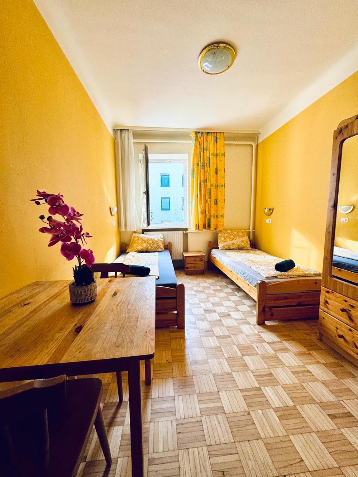 Affordable Central Rooms, 10-Min to Lugner City