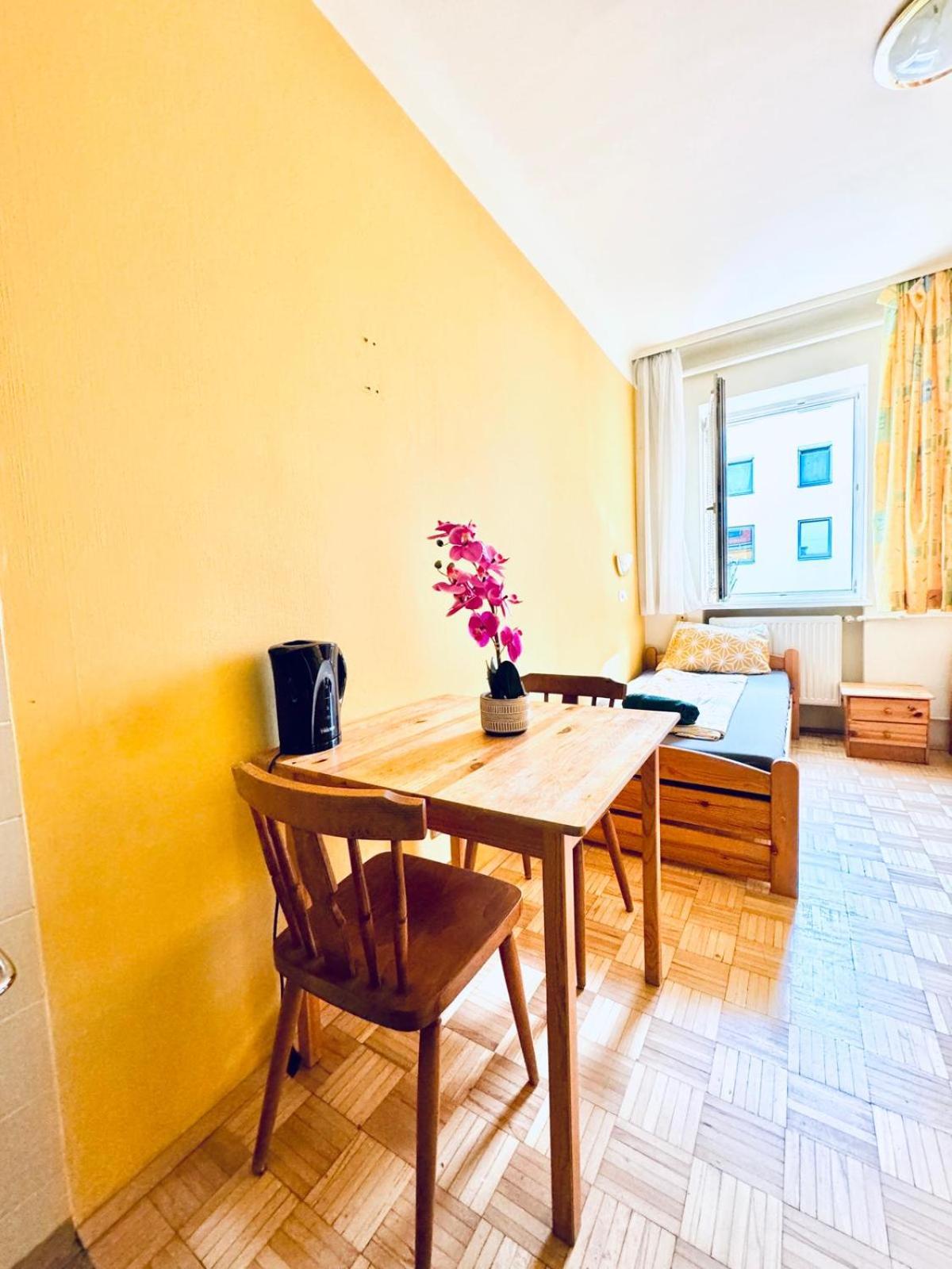 Affordable Central Rooms, 10-Min to Lugner City