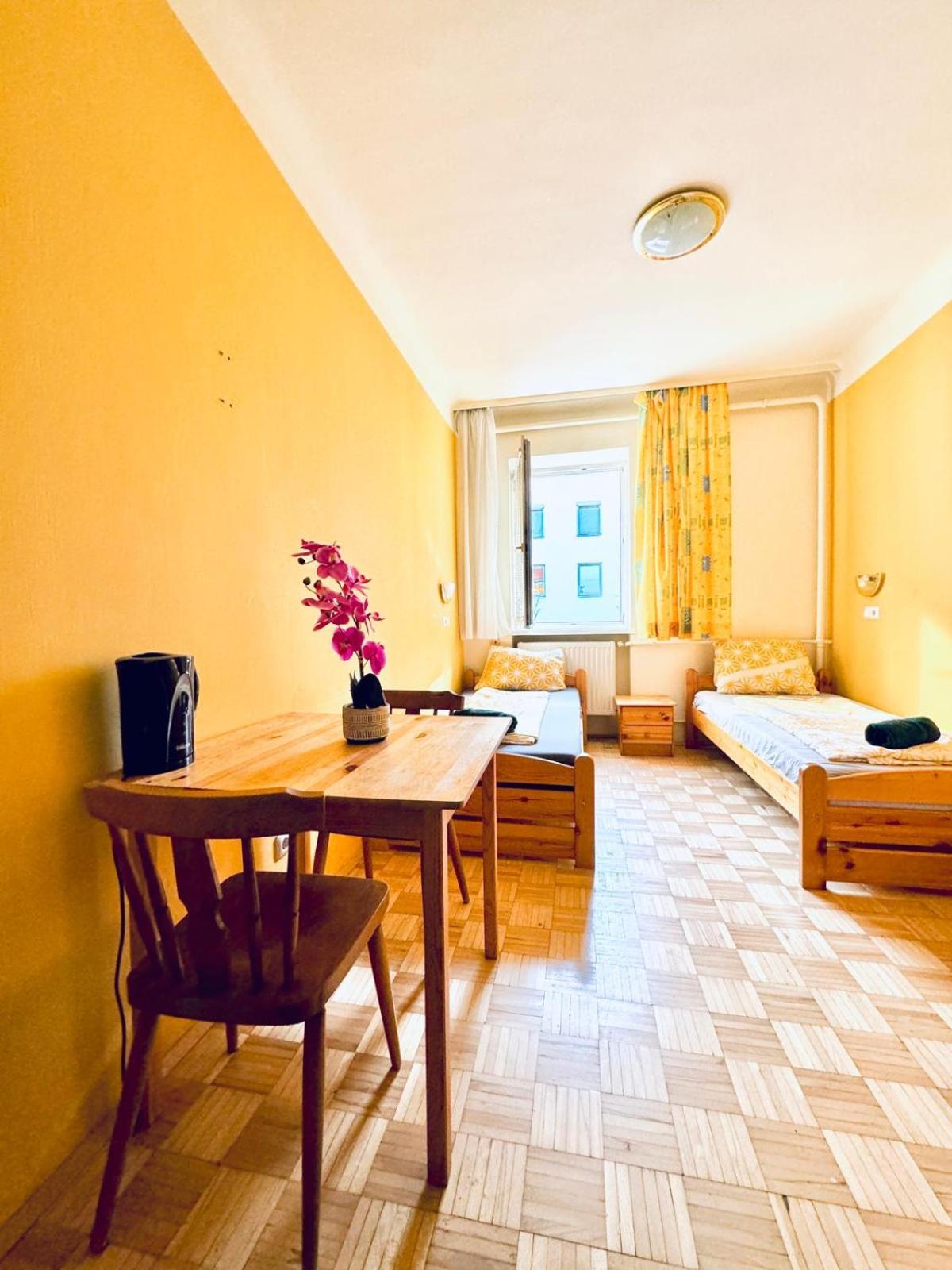 Affordable Central Rooms, 10-Min to Lugner City