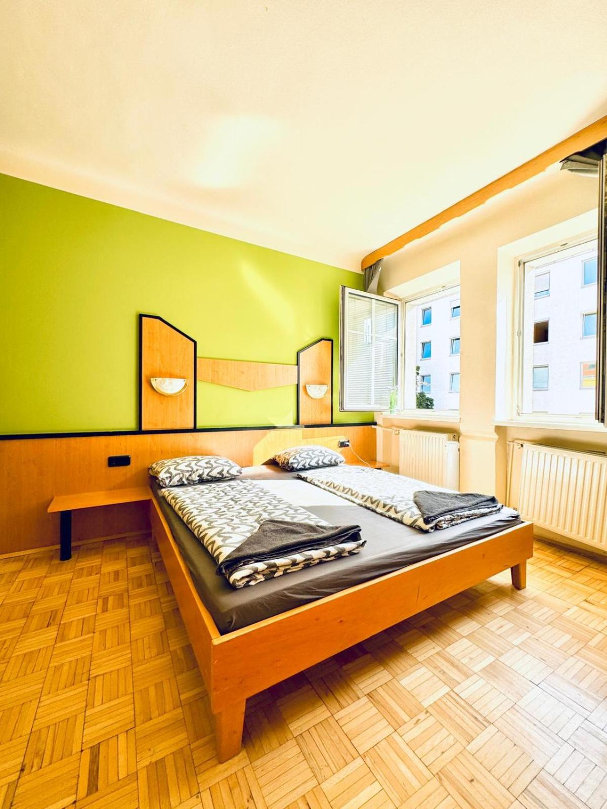 Affordable Central Rooms, 10-Min to Lugner City