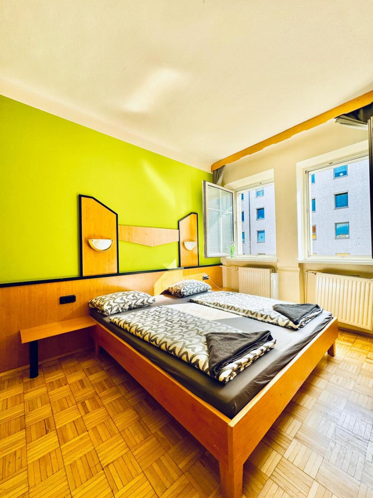 Affordable Central Rooms, 10-Min to Lugner City