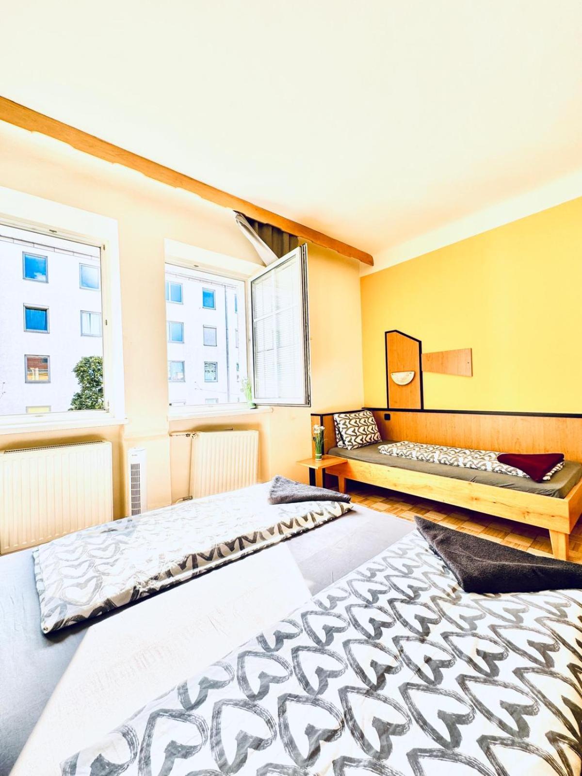 Affordable Central Rooms, 10-Min to Lugner City