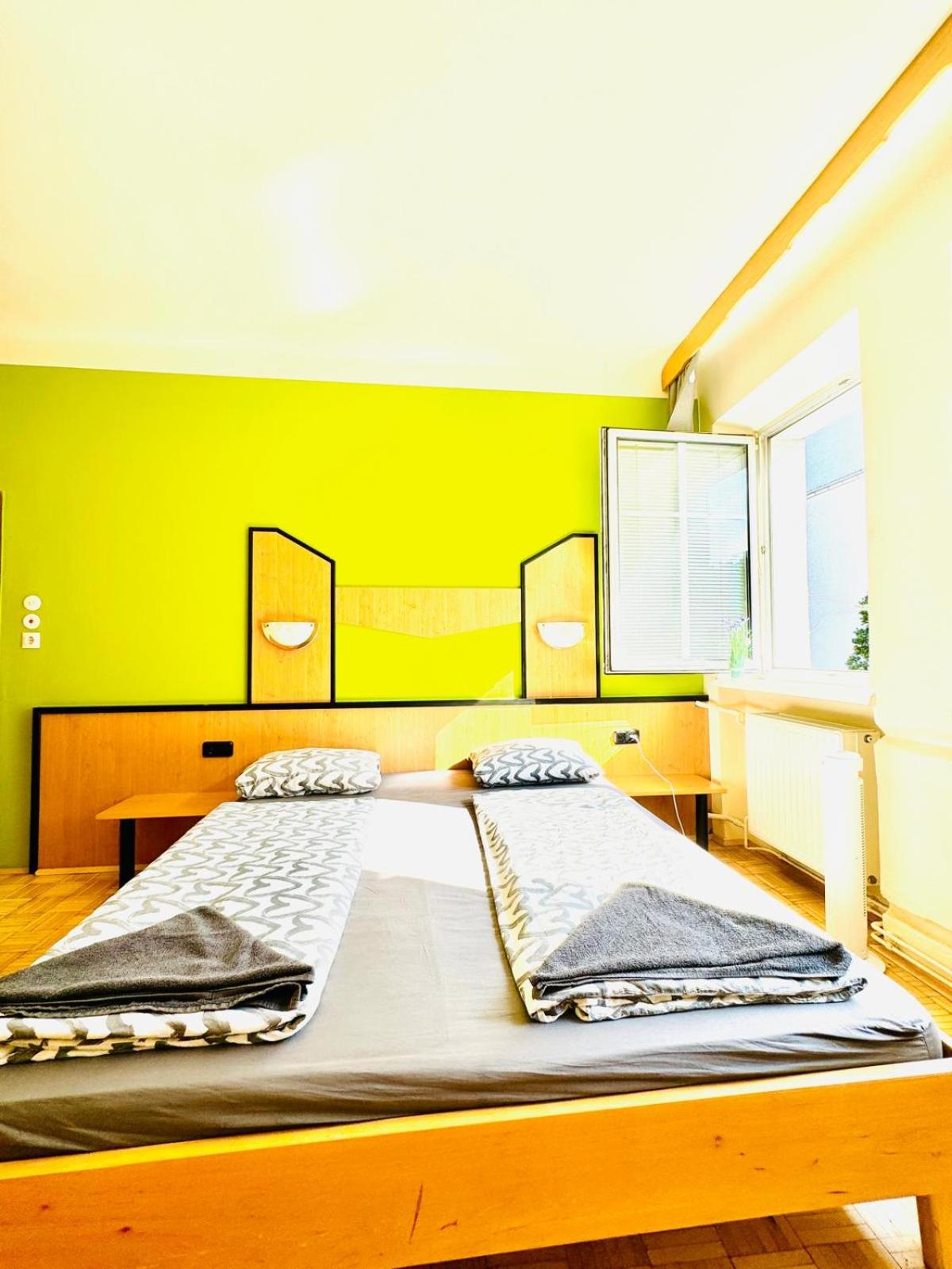 Affordable Central Rooms, 10-Min to Lugner City