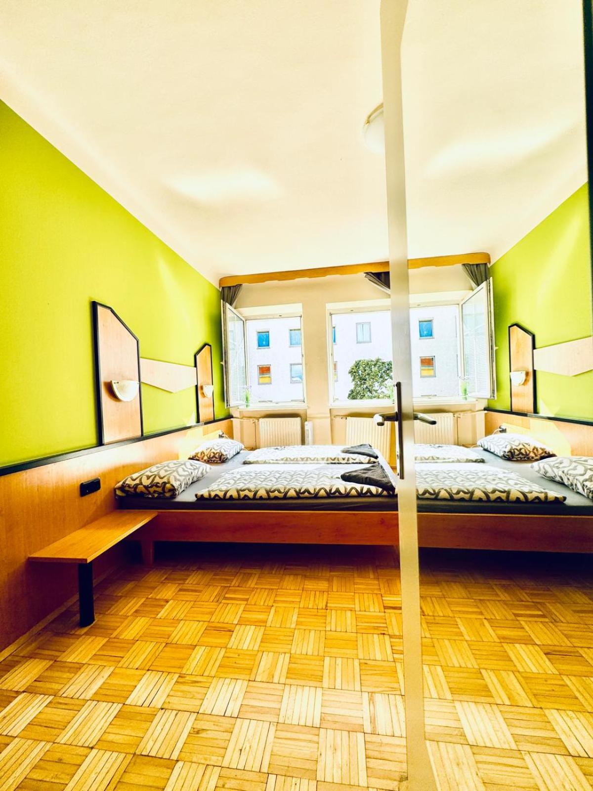 Affordable Central Rooms, 10-Min to Lugner City