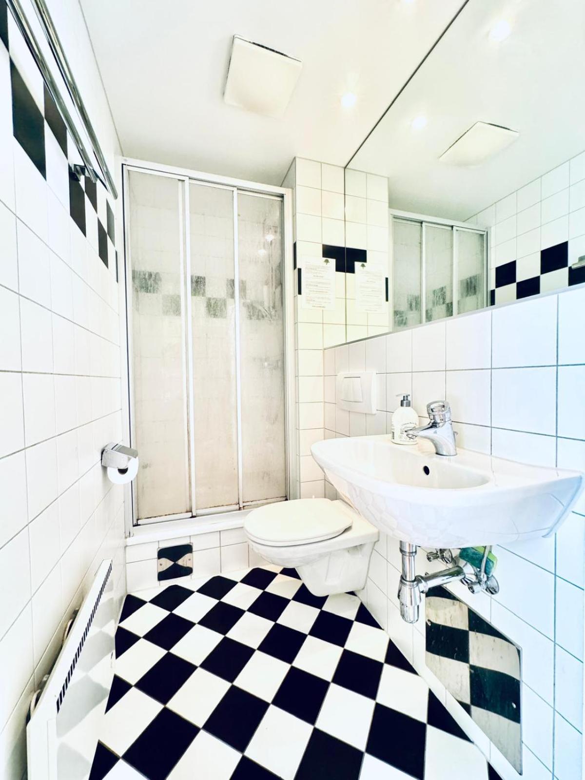 Affordable Central Rooms, 10-Min to Lugner City