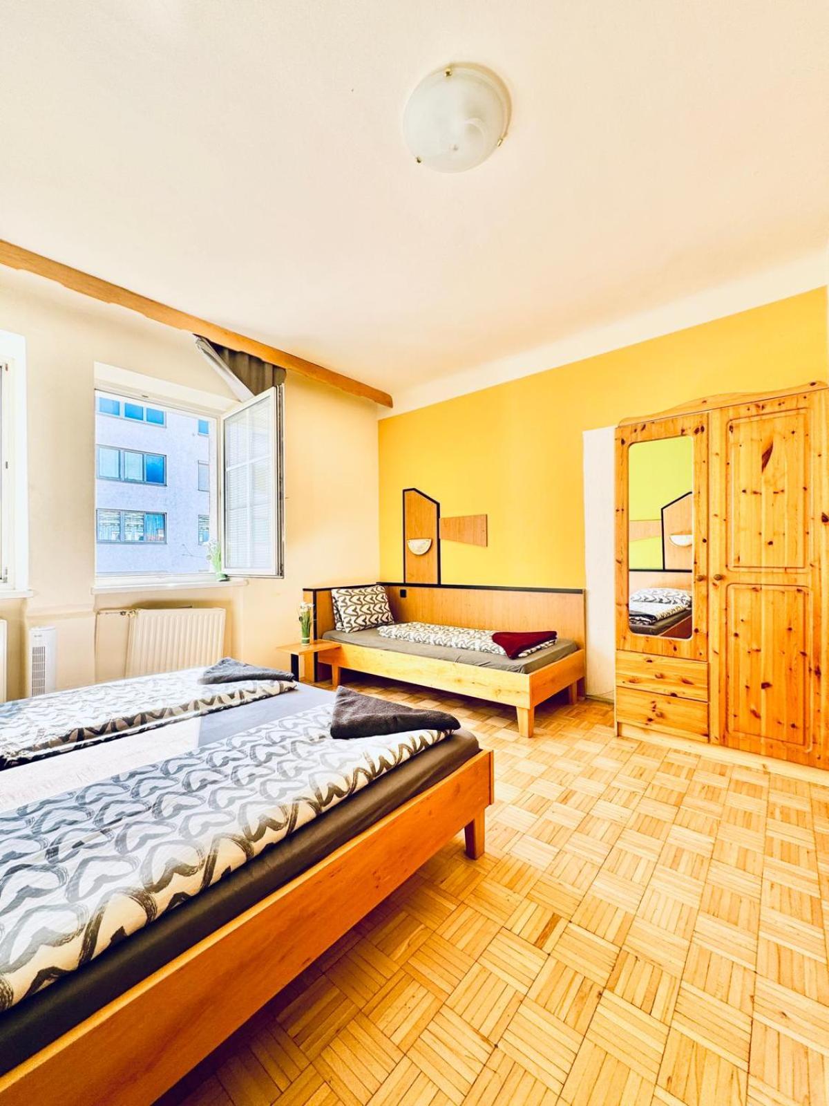Affordable Central Rooms, 10-Min to Lugner City