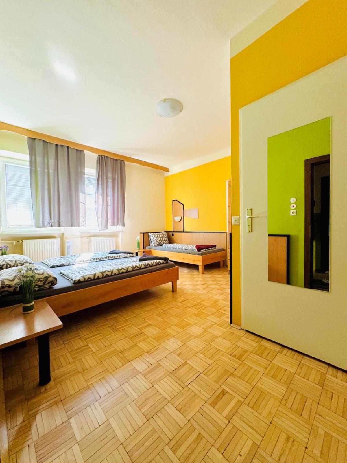 Affordable Central Rooms, 10-Min to Lugner City