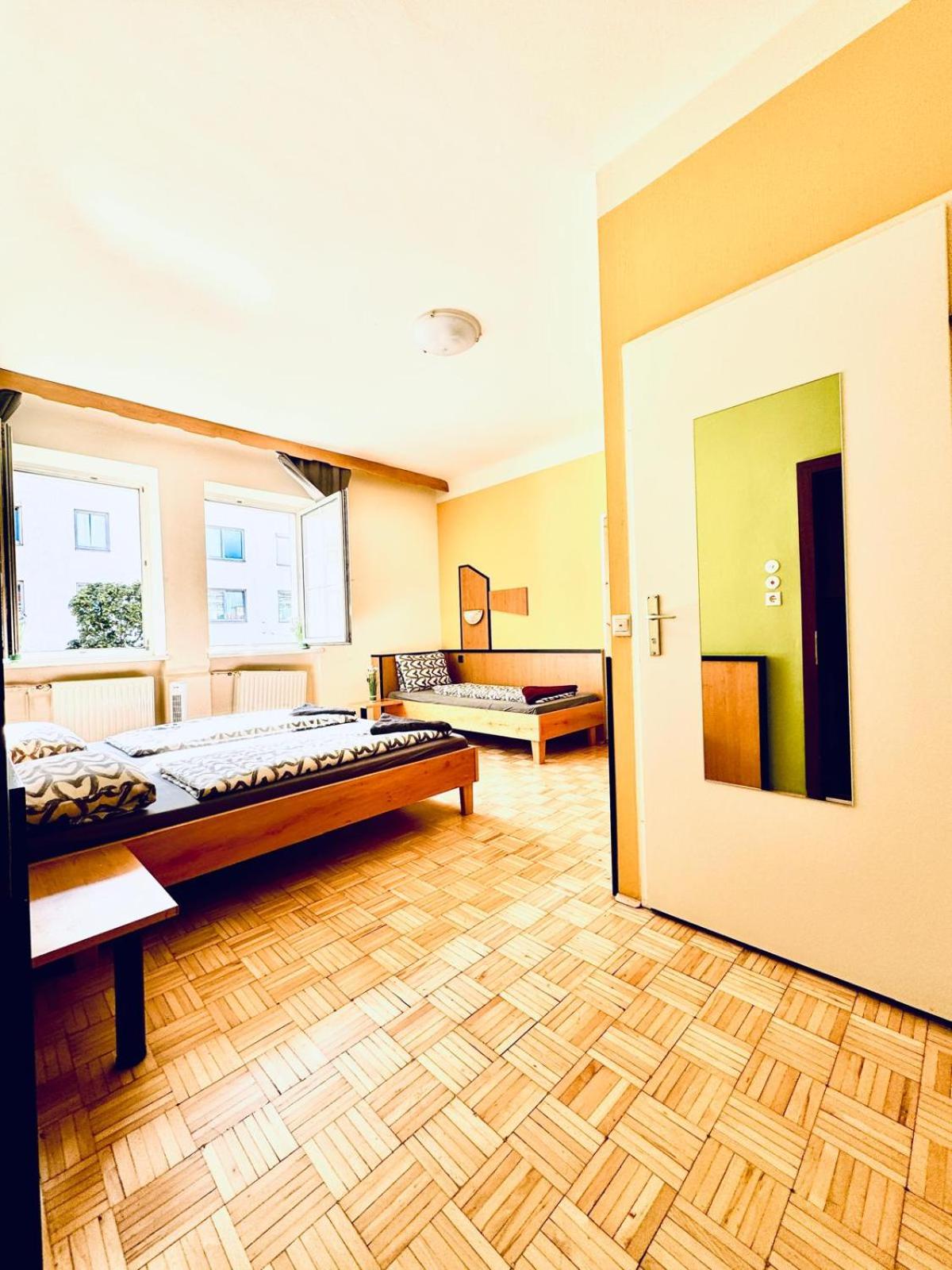 Affordable Central Rooms, 10-Min to Lugner City