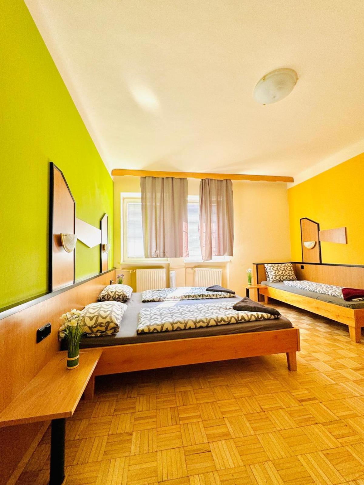 Affordable Central Rooms, 10-Min to Lugner City