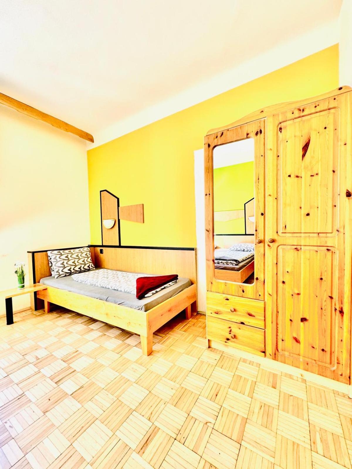 Affordable Central Rooms, 10-Min to Lugner City