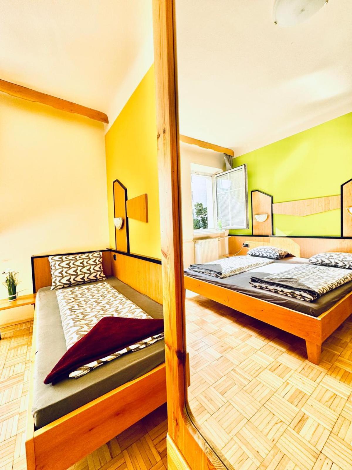 Affordable Central Rooms, 10-Min to Lugner City