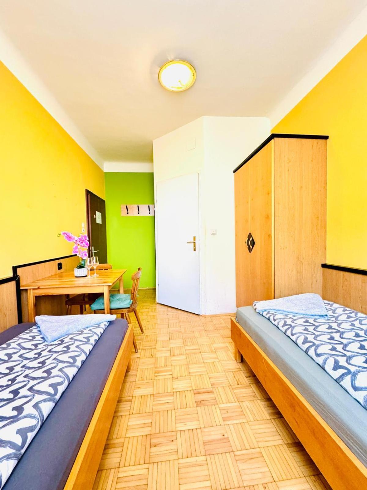Affordable Central Rooms, 10-Min to Lugner City