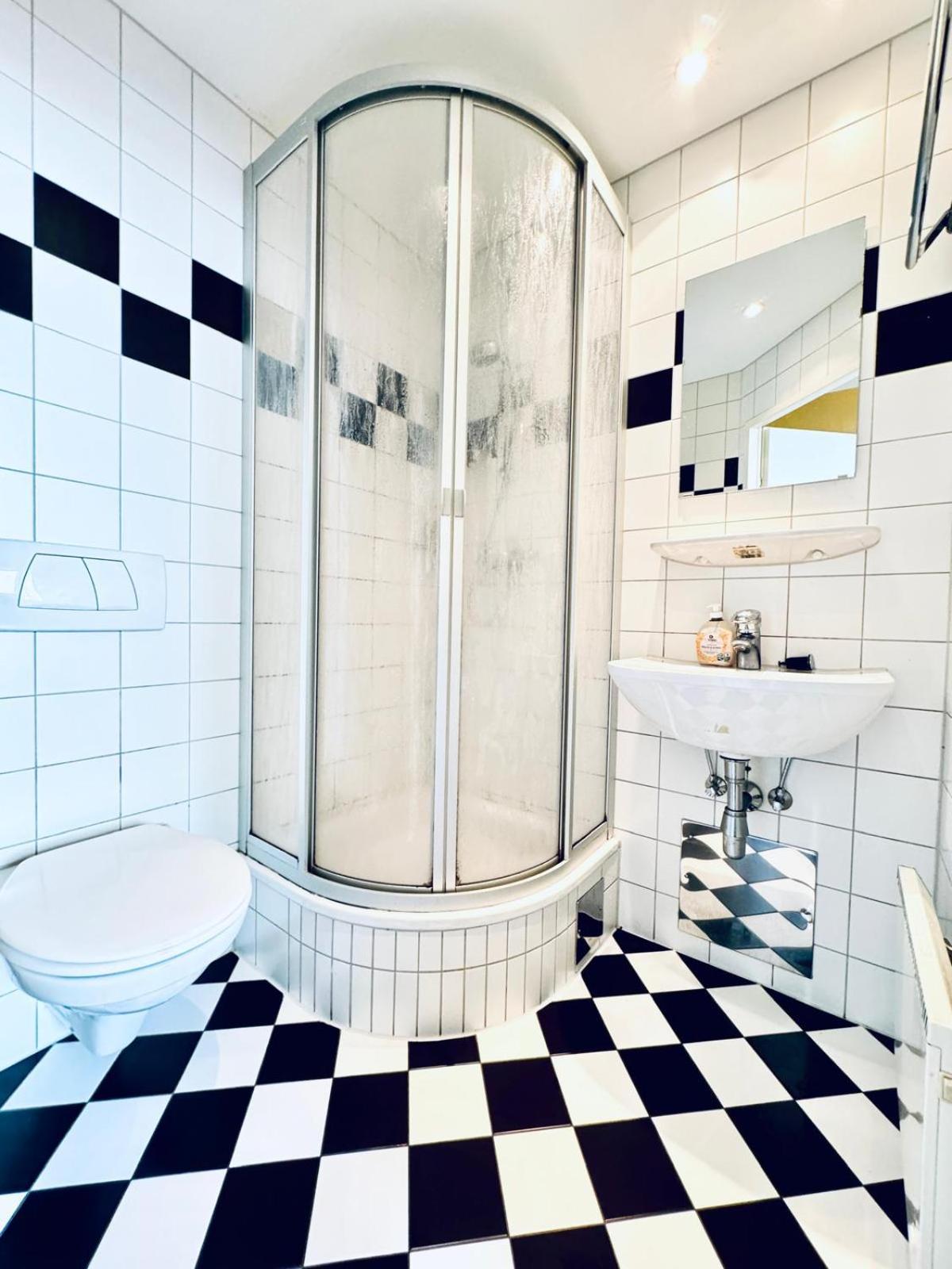 Affordable Central Rooms, 10-Min to Lugner City
