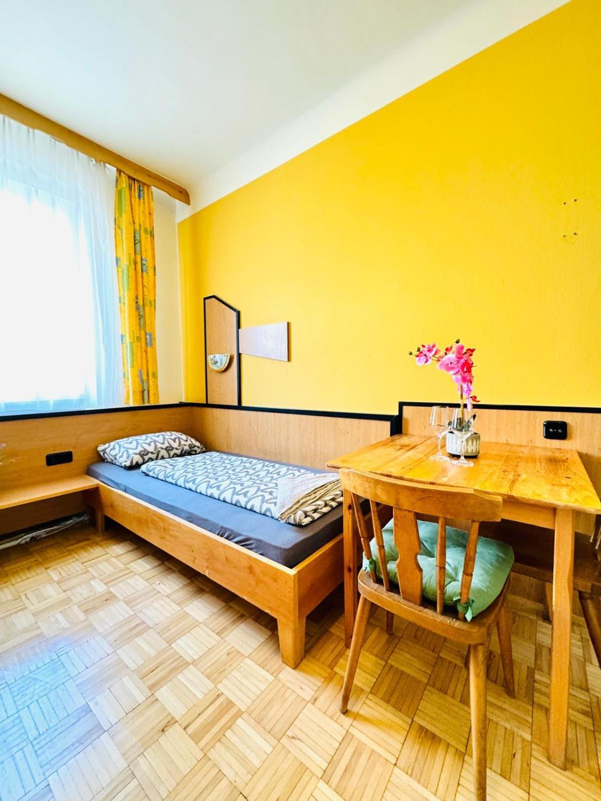 Affordable Central Rooms, 10-Min to Lugner City