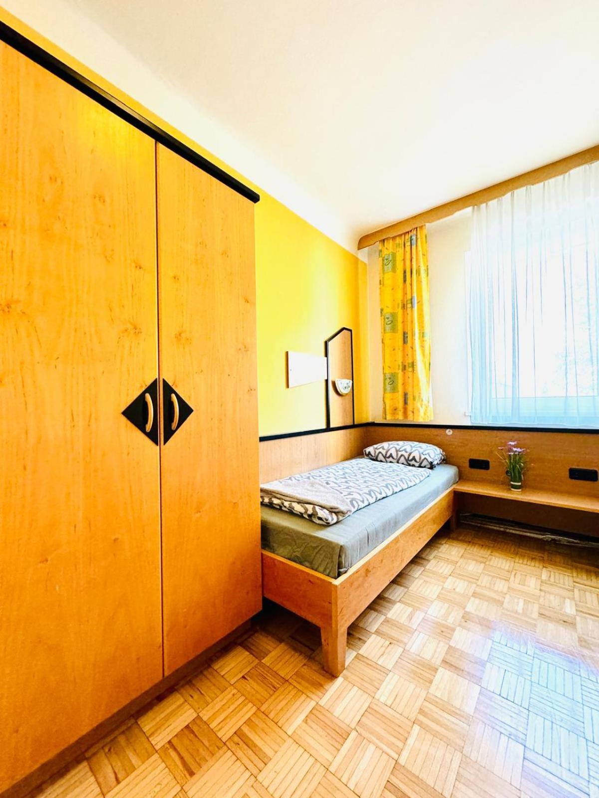Affordable Central Rooms, 10-Min to Lugner City