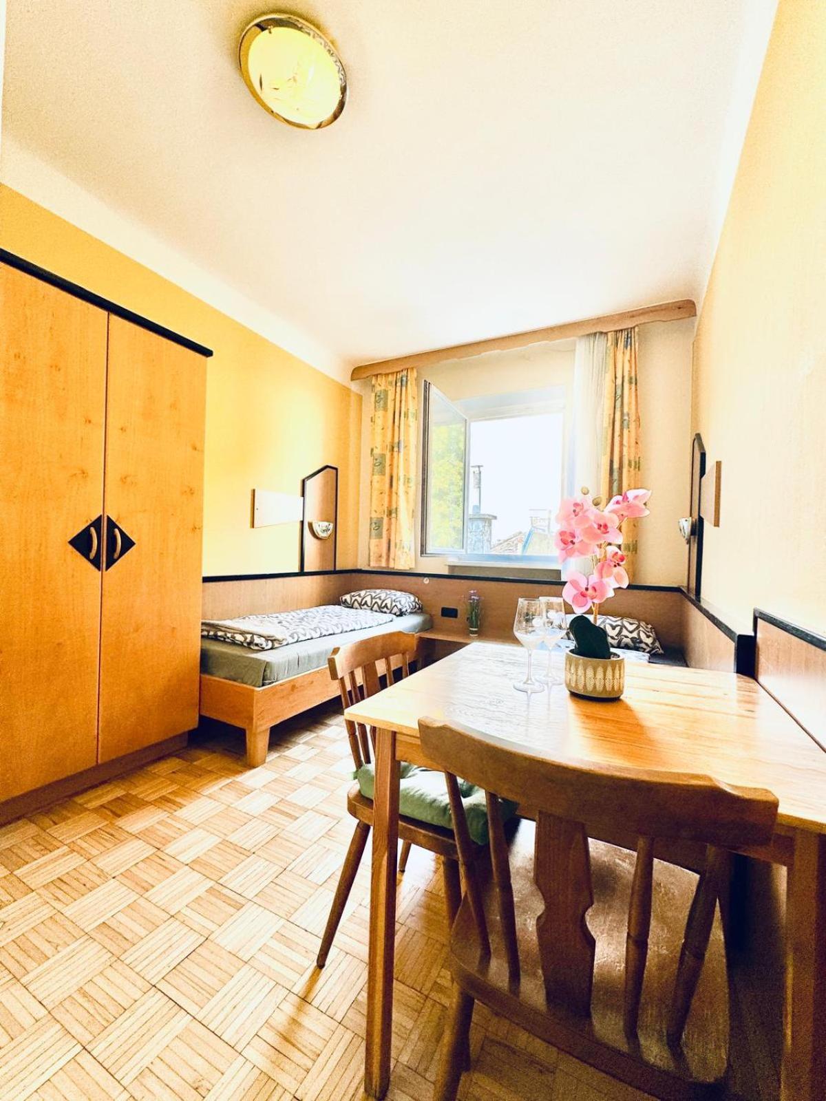 Affordable Central Rooms, 10-Min to Lugner City